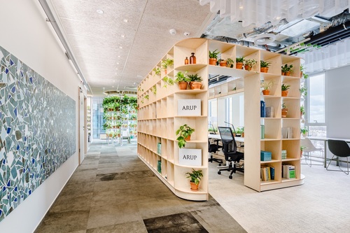 Niecodzienne, zrównoważone wnętrza w warszawskim biurze z recyklingu